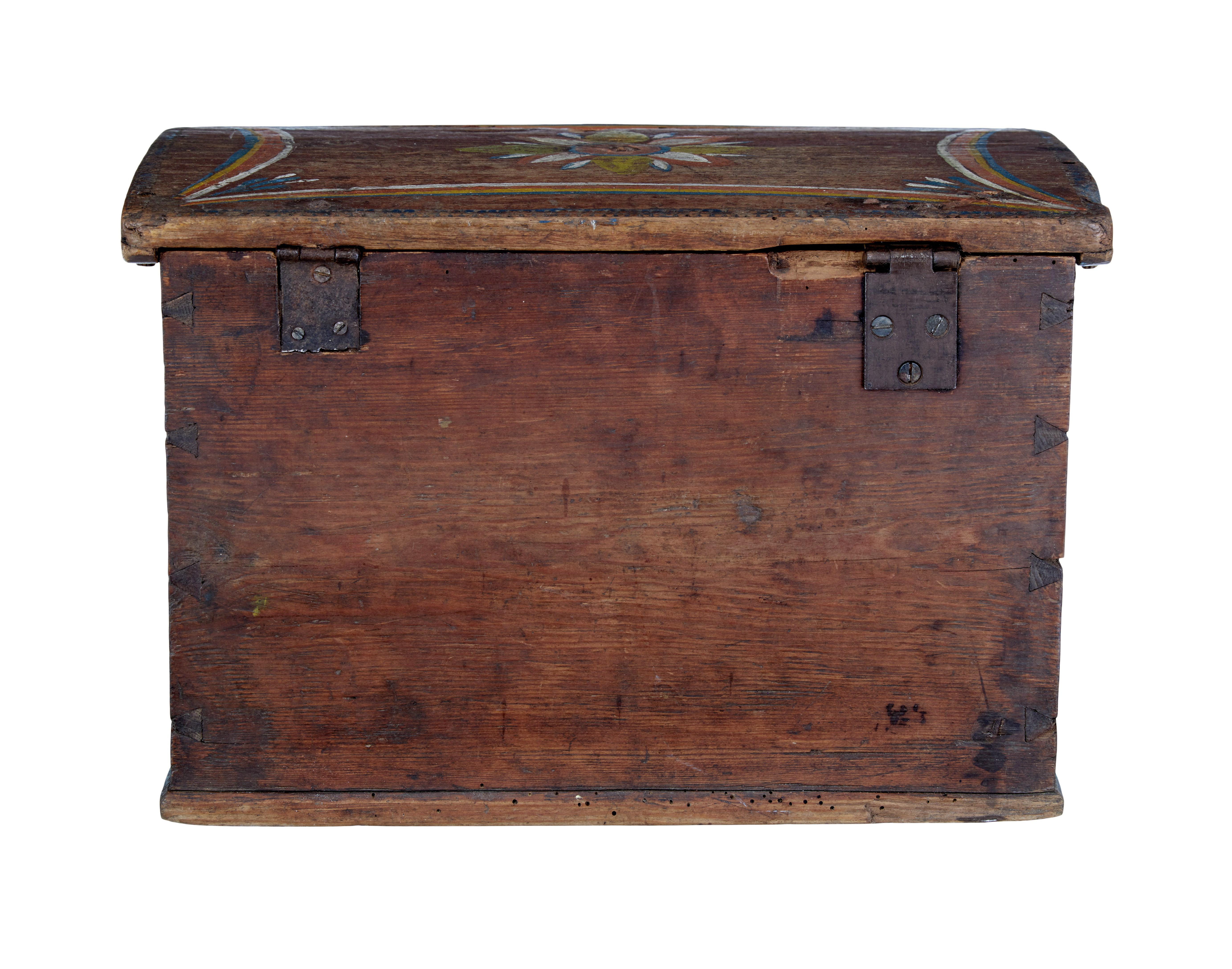 Skandinavische handbemalte Volkskunst Kiefer Box im Zustand „Gut“ im Angebot in Debenham, Suffolk