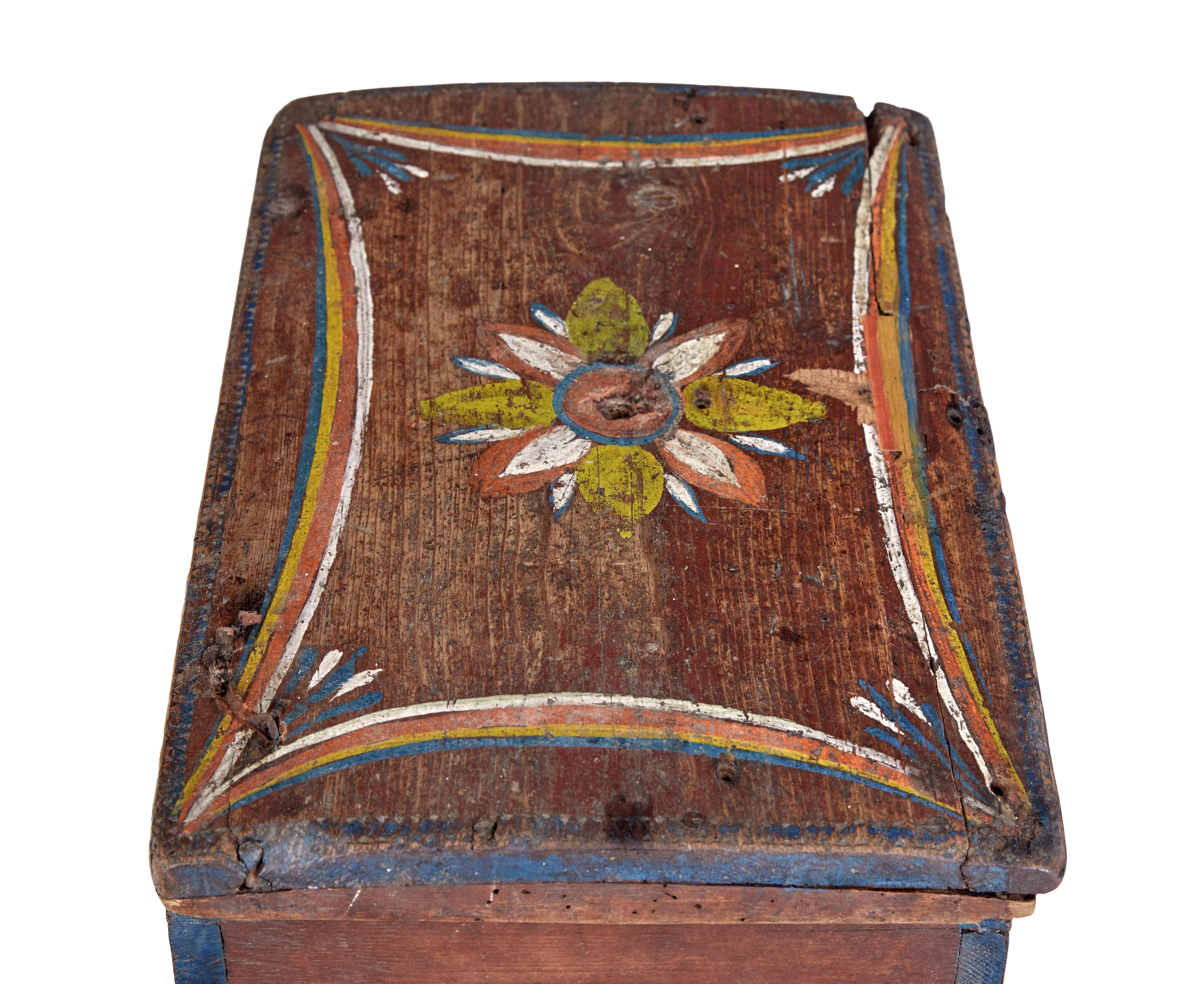 Caja de pino de arte popular escandinavo pintada a mano Tallado a mano en venta