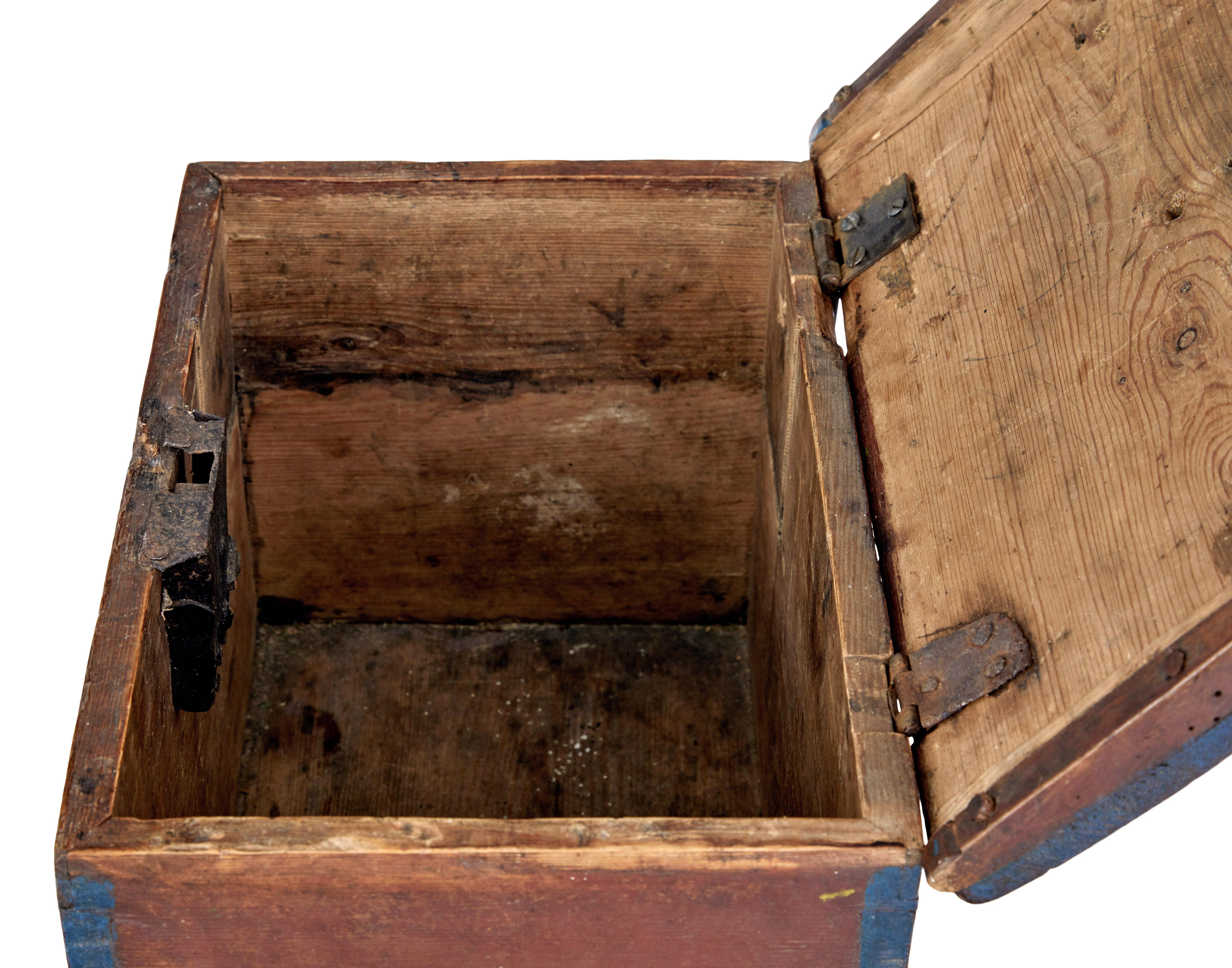 Caja de pino de arte popular escandinavo pintada a mano en Bueno estado para la venta en Debenham, Suffolk