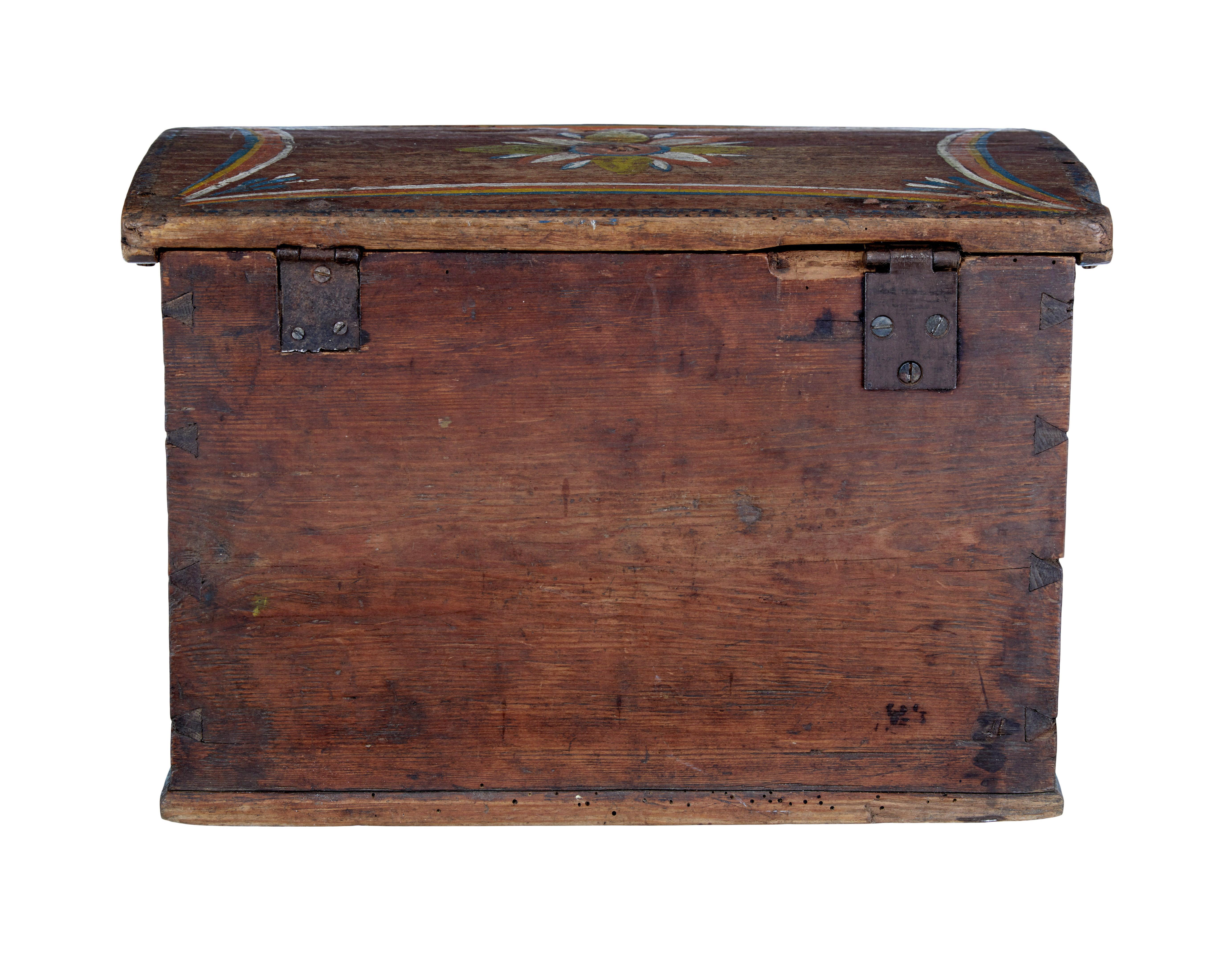 Scandinavian hand painted folk art pine box In Good Condition For Sale In Debenham, Suffolk