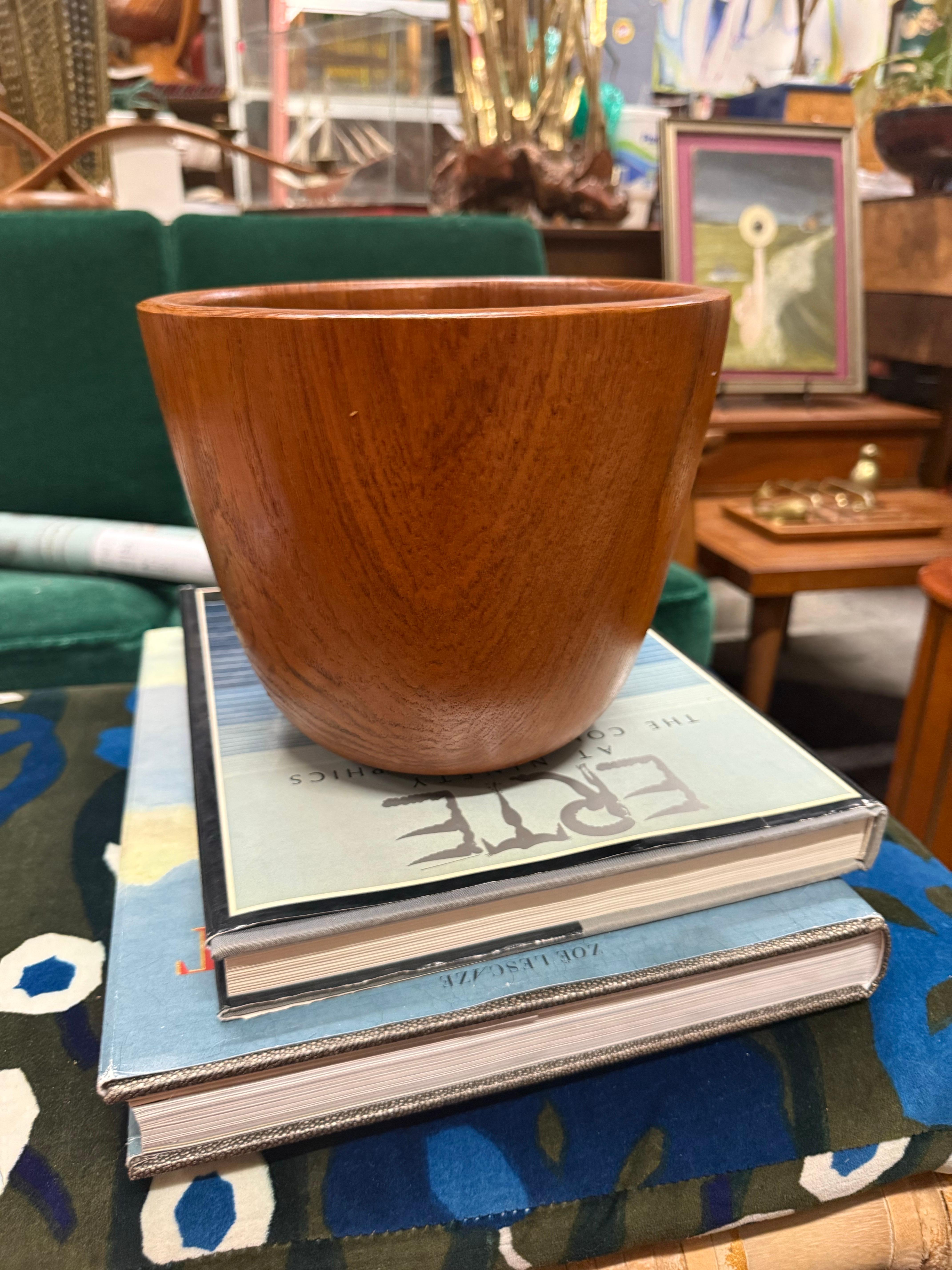 Ciotola/piantana/centrotavola in teak massello danese moderno, molto grande e con una bella venatura
