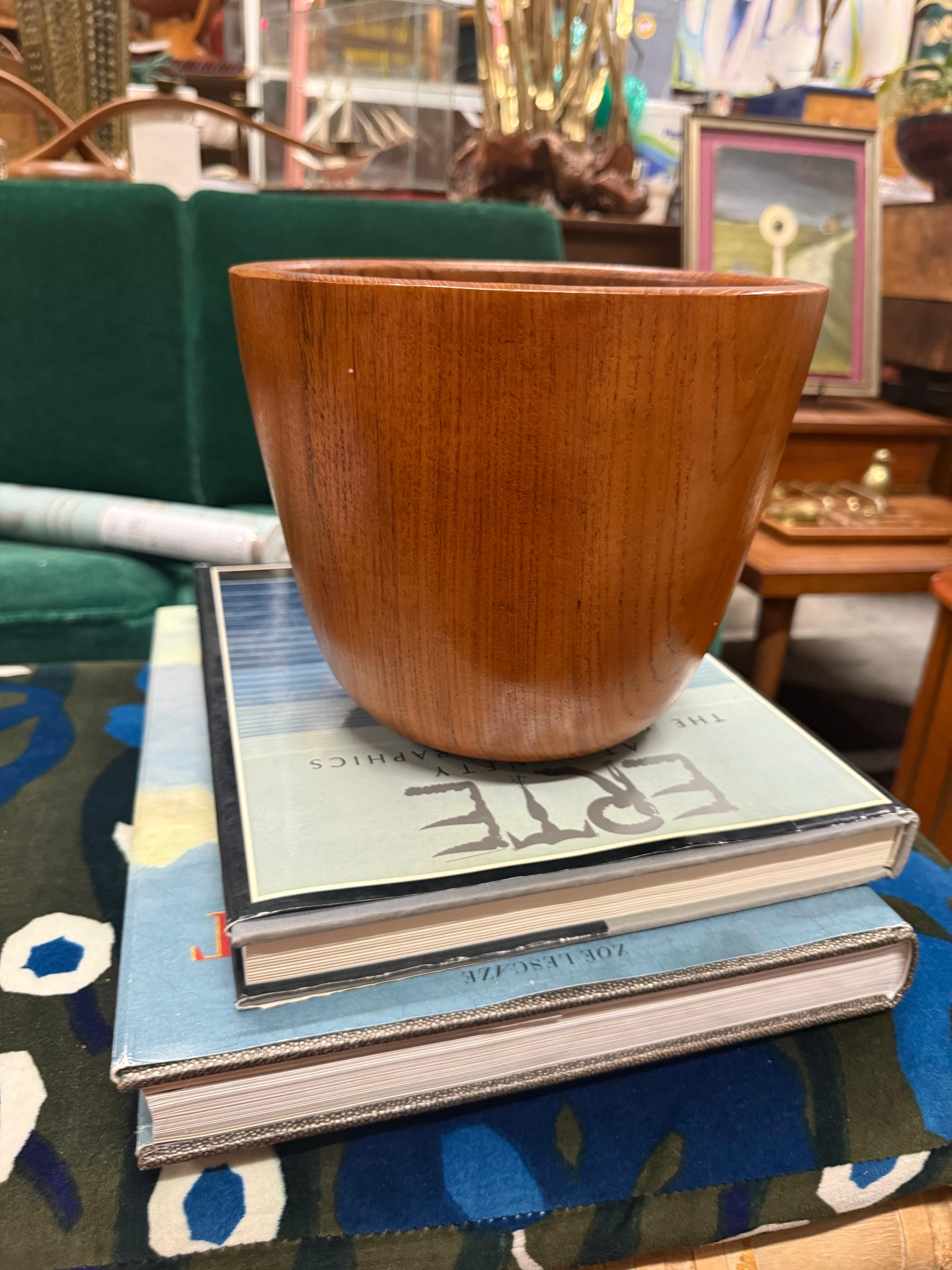 Scandinavo moderno Fioriera scandinava in teak tornito a mano in vendita