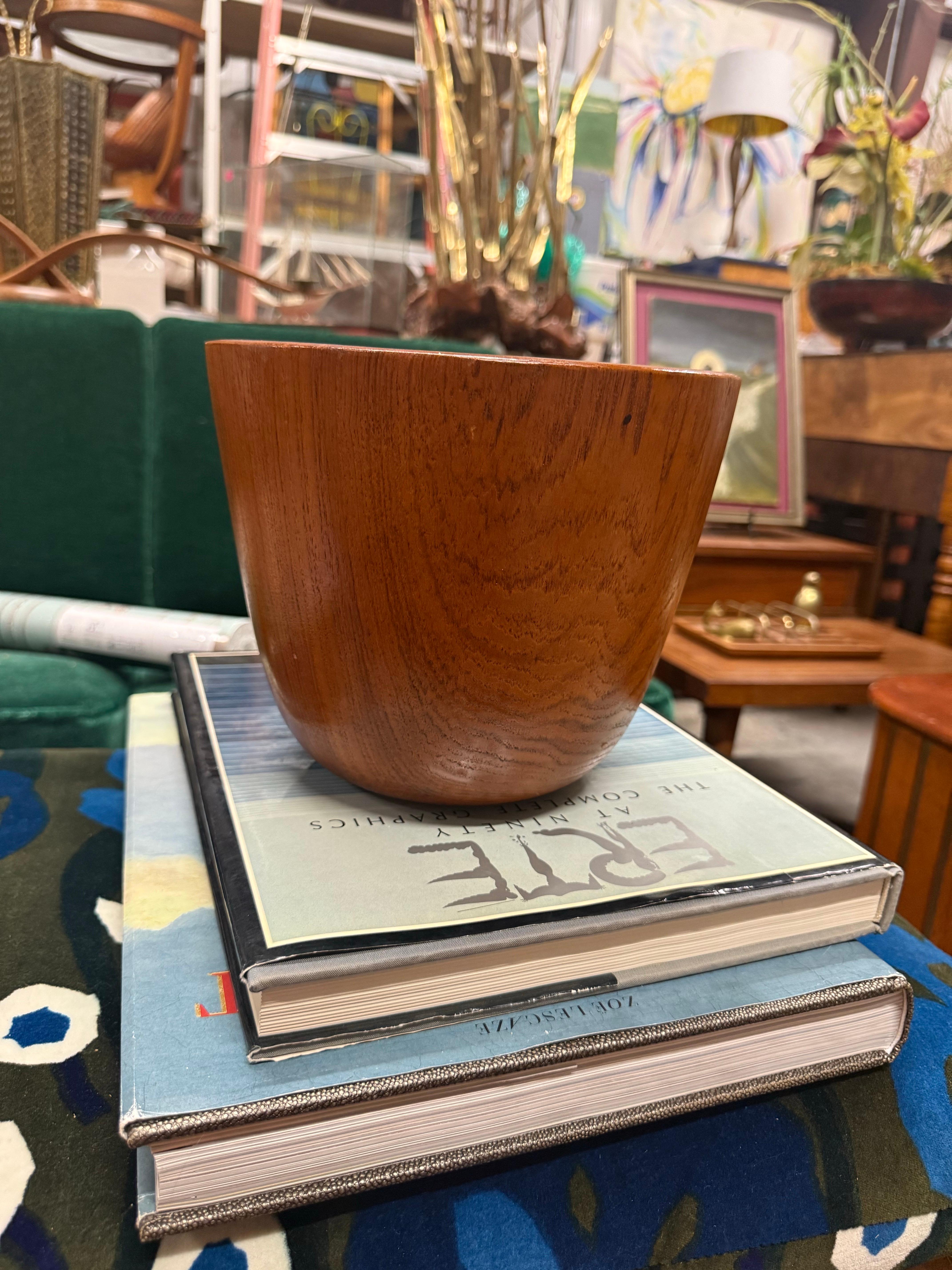 Scandinavo Fioriera scandinava in teak tornito a mano in vendita