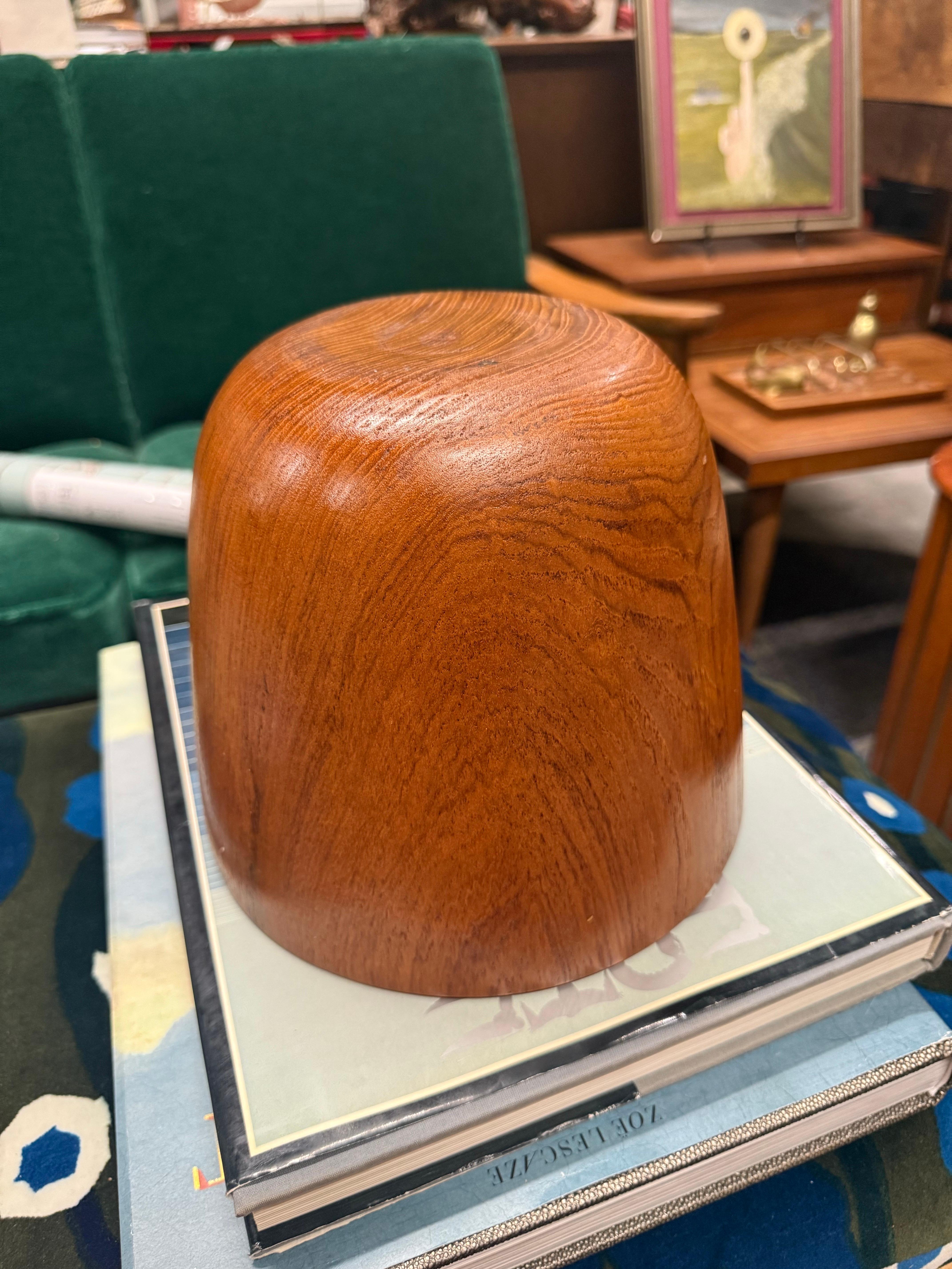 XX secolo Fioriera scandinava in teak tornito a mano in vendita