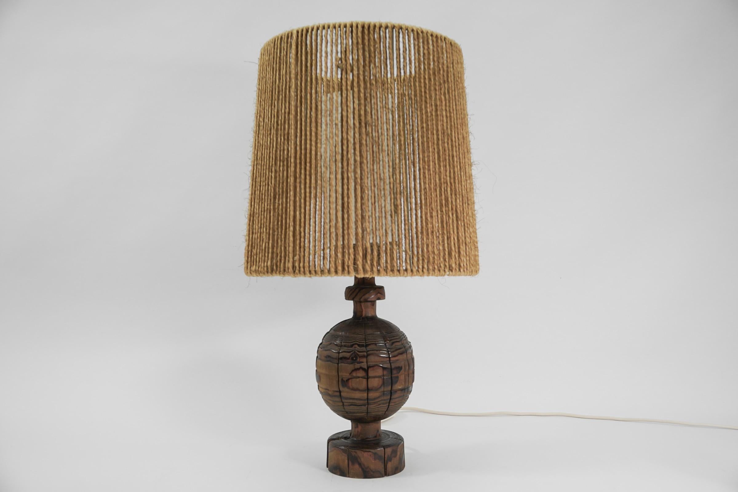 Skandinavische handgefertigte Mid-Century-Modern-Holz-Tischlampe, 1960er Jahre im Angebot 5