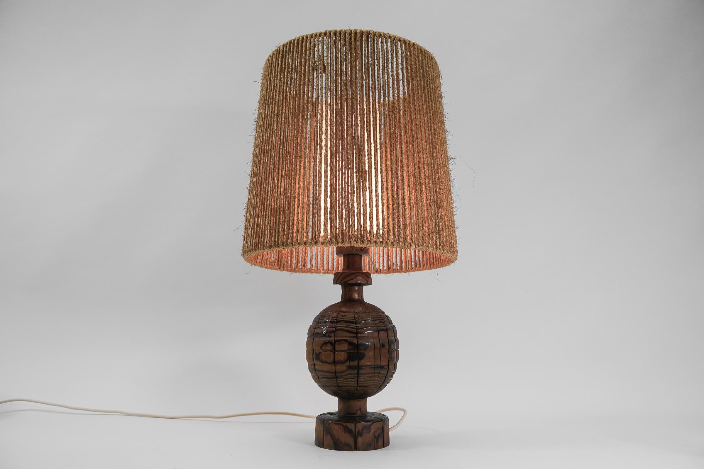 Hübsche Lampe aus den 1960er Jahren. Sehr beeindruckend. Sehr guter Zustand. Steckdose e27. Dimmbar.

Vollständig funktionsfähig. Funktioniert mit 220V und 110V. Die Verkabelung ist für alle Länder geeignet.