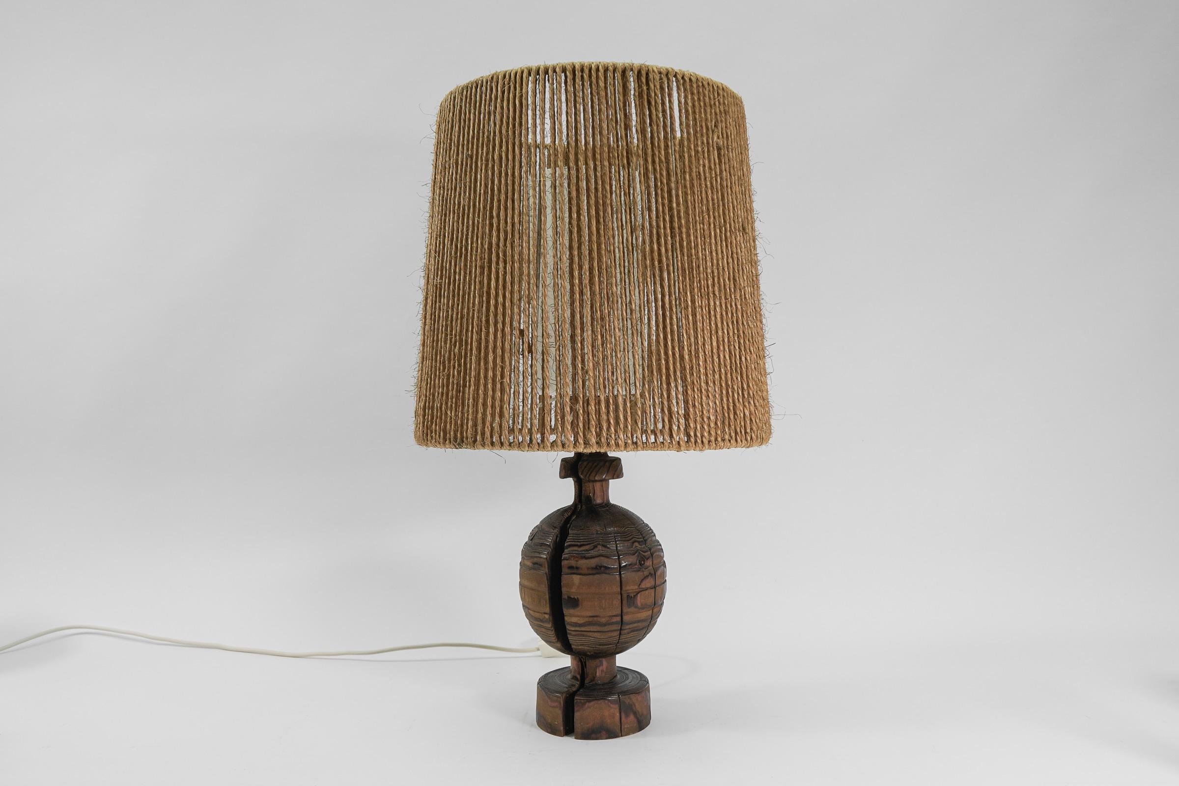 Skandinavische handgefertigte Mid-Century-Modern-Holz-Tischlampe, 1960er Jahre (Französische Provence) im Angebot