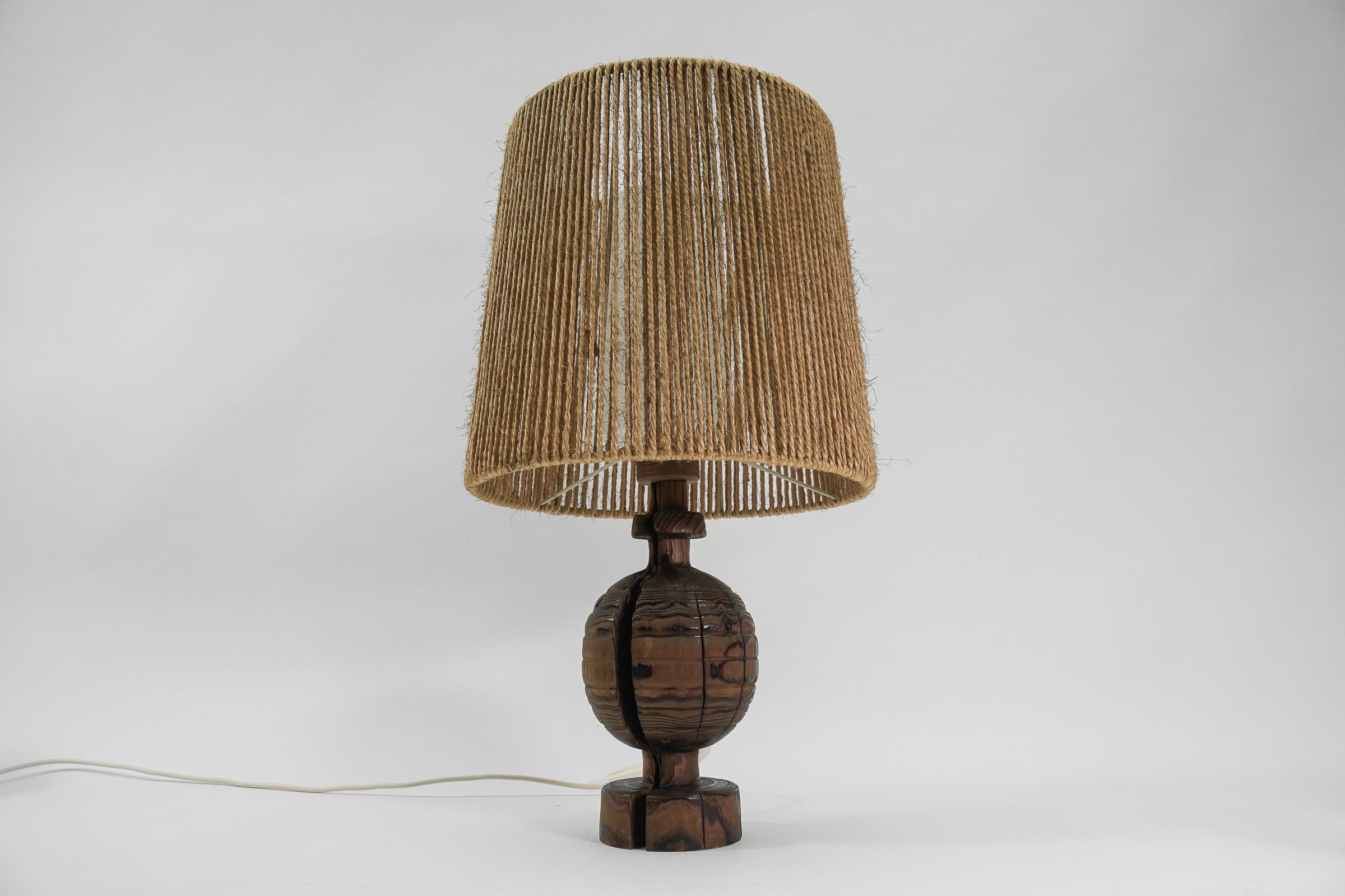 Skandinavische handgefertigte Mid-Century-Modern-Holz-Tischlampe, 1960er Jahre im Zustand „Gut“ im Angebot in Nürnberg, Bayern
