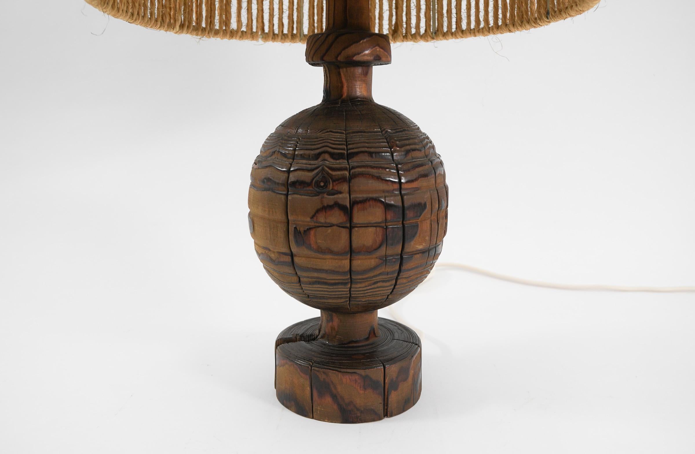 Skandinavische handgefertigte Mid-Century-Modern-Holz-Tischlampe, 1960er Jahre (Mitte des 20. Jahrhunderts) im Angebot
