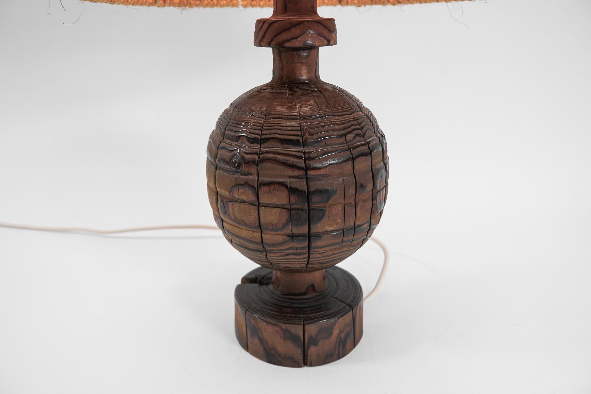 Skandinavische handgefertigte Mid-Century-Modern-Holz-Tischlampe, 1960er Jahre im Angebot 2