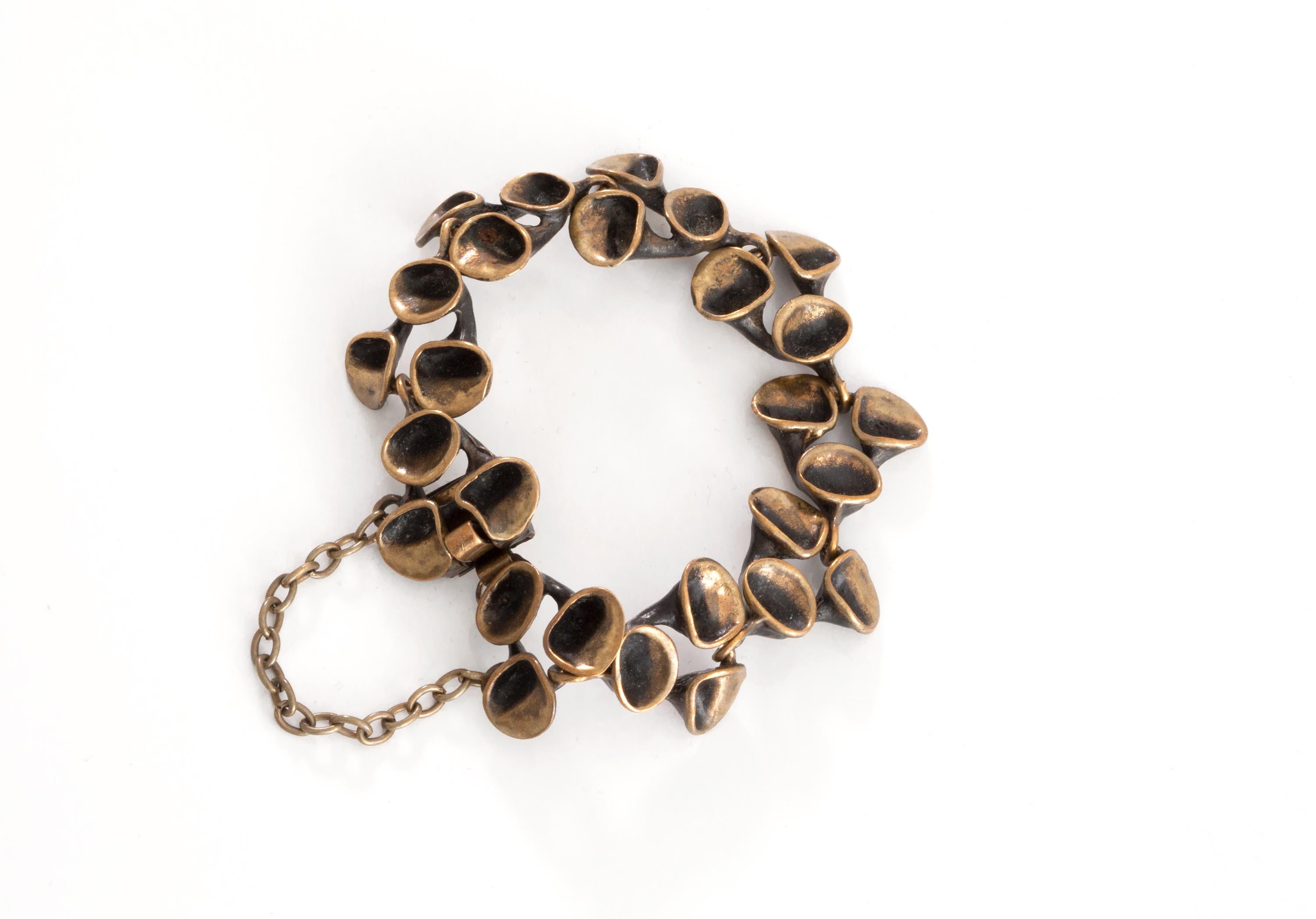 Organic and wonderful chain link bracelet by Finish silversmith Hannu Ikonen. Made in Finland, ca 1970s first half. The bracelet is in very good vintage condition. 