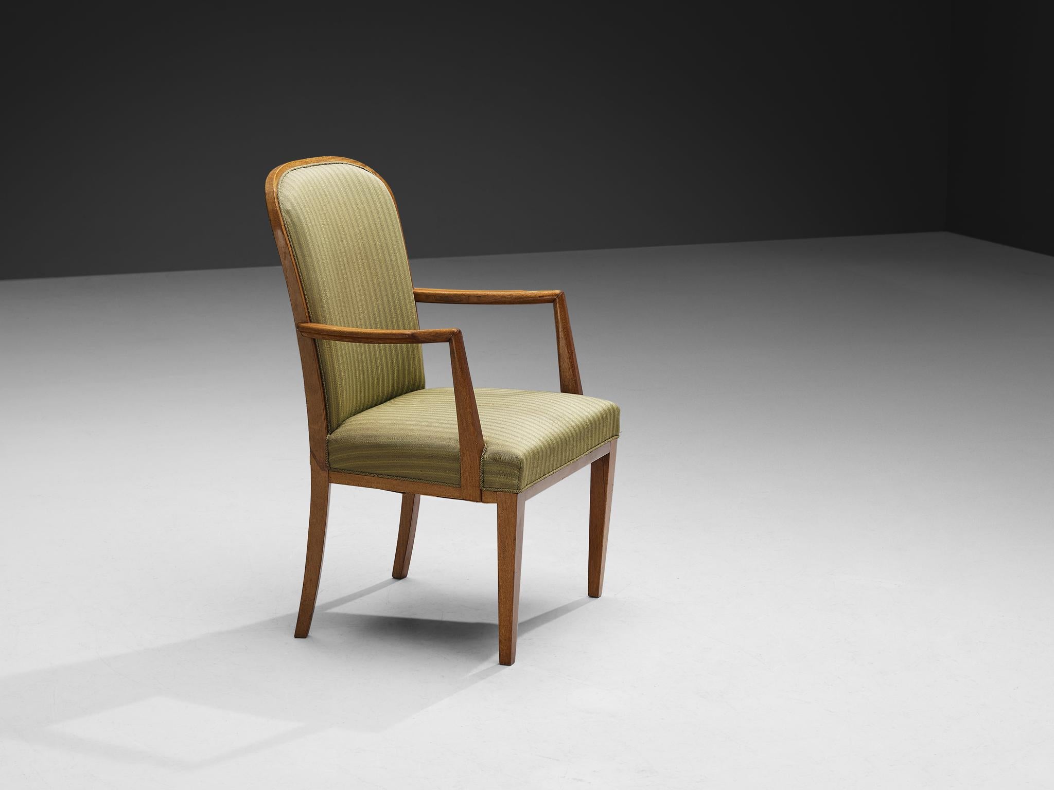 Poltrona con schienale alto, mogano, tessuto, Scandinavia, anni 1950.

Questa sedia con schienale alto richiama fortemente il vocabolario di design del designer svedese Carl Malmsten. Le linee e le curve uniche del design sono sorprendenti e le