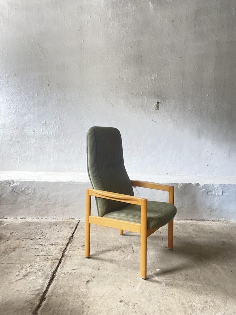 Chaise longue scandinave à haut dossier du milieu du 20e siècle. Cette pièce classique incarne les lignes épurées et la fonctionnalité du modernisme scandinave tout en offrant un confort exceptionnel. La chaise est exceptionnellement stable et,