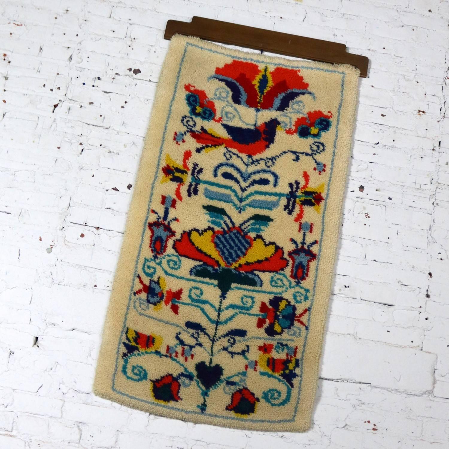 Handsome traditional motif Scandinavian vintage midcentury hooked rug wall hanging with wood hanging bracket. It is in wonderful condition and ready to hang, circa 1950s-1960s.

Bold and bright and beautiful! This vintage Scandinavian wall hanging
