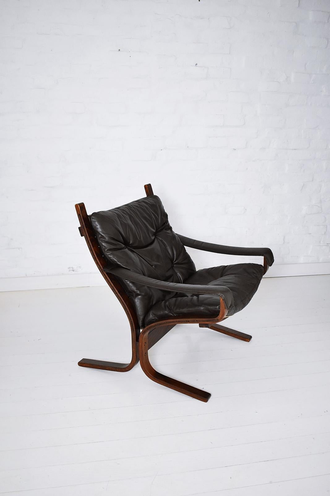 Stylish comfortable Ingmar Relling Siesta Scandinavian Modern lounge chair with stained bentwood frames and dark brown leather upholstery. In great original condition.
