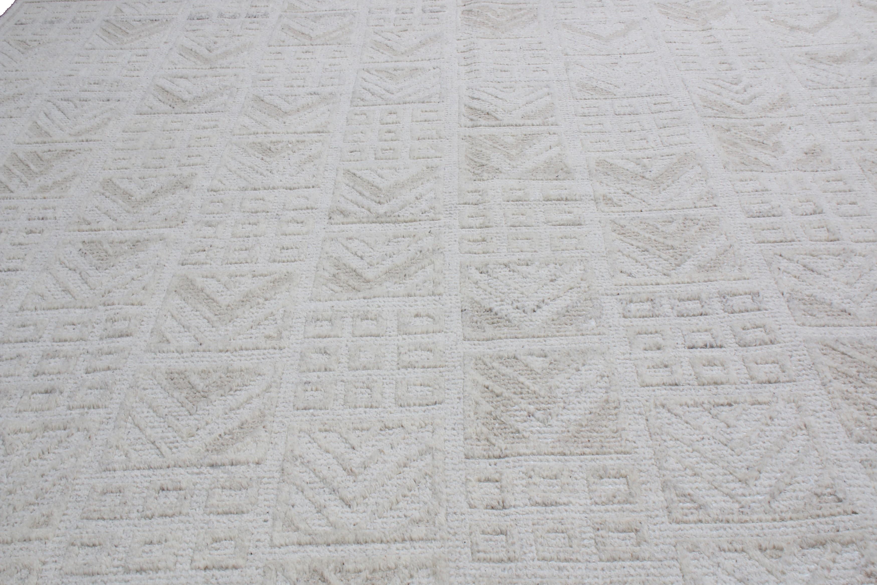 Originaire d'Inde, ce tapis d'inspiration scandinave est noué à la main dans un velours de laine d'une durabilité unique, issu de la gamme grandissante de R & K. Utilisant un motif géométrique, les rangées alternées de carreaux et de chevrons en