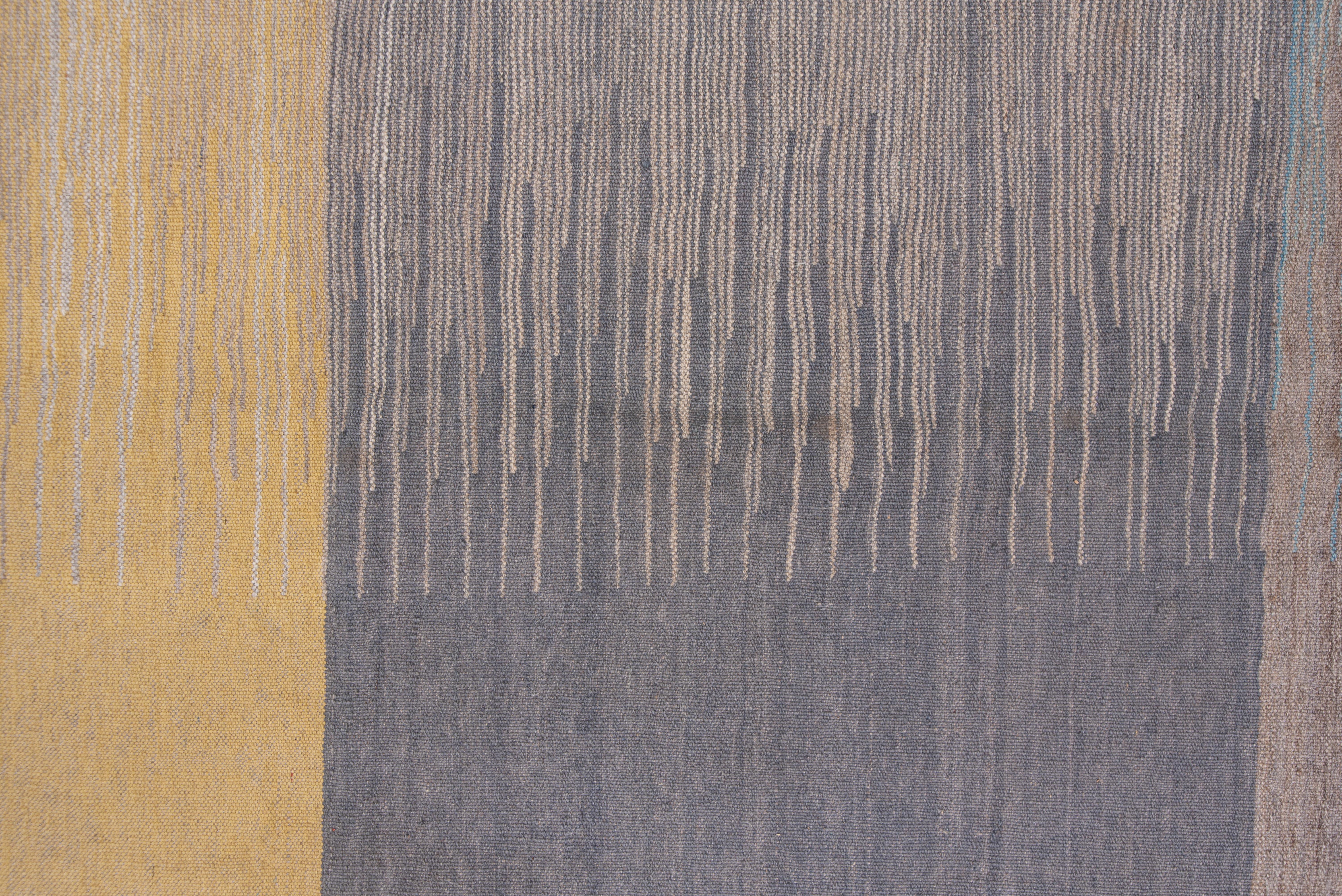 Skandinavisch inspirierter moderner Flachgewebe-Teppich, Grau, Gelb und Blautöne im Zustand „Hervorragend“ im Angebot in New York, NY
