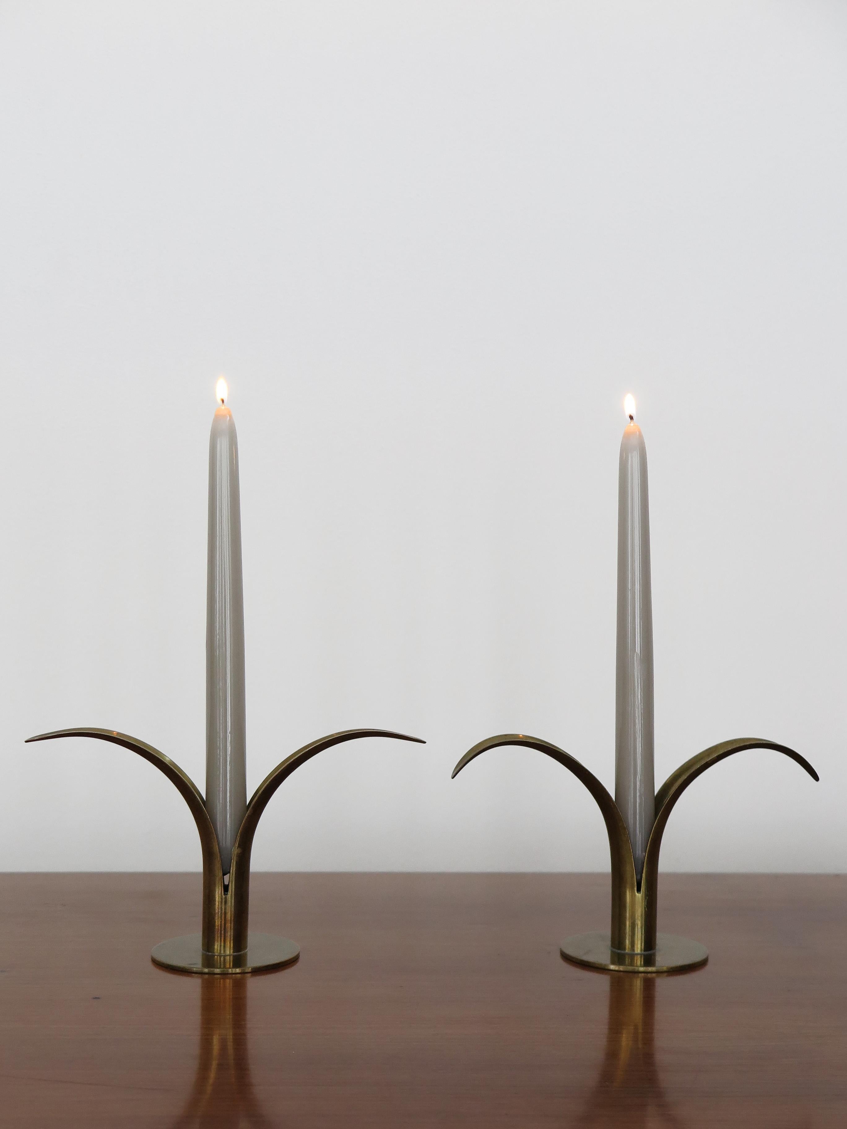 Set of two Swedish brass candle holders, model Liljan, designed by Ivar Alenius Björk for Ystad Metall, Sweden 1940s circa
Signature engraved under the bases.

Please note that the items are original of the period and this shows normal signs of age