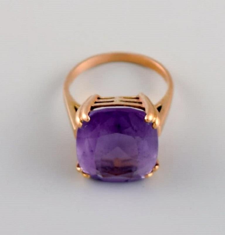 Scandinavian jeweler. Art Deco ring in 18 carat gold adorned with amethyst. 1930s / 40s.
Diameter: 15 mm.
US size: 4.25.
In excellent condition.
Stamped.
In most cases, we can change the size for a fee (USD 50) per ring.