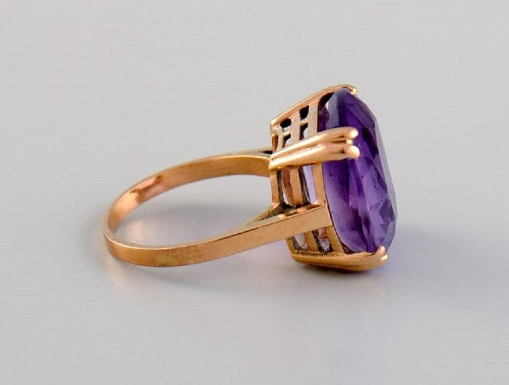 Radiant Cut Scandinavian Jeweler, Art Deco Ring in 18 Carat Gold Adorned with Amethyst