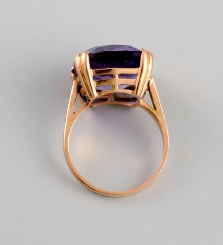 Scandinavian Jeweler, Art Deco Ring in 18 Carat Gold Adorned with Amethyst In Excellent Condition In bronshoj, DK