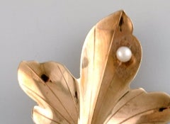 Scandinavian Jeweler, Leaf-Shaped Brooch in 14 Carat Gold with Cultured Pearl