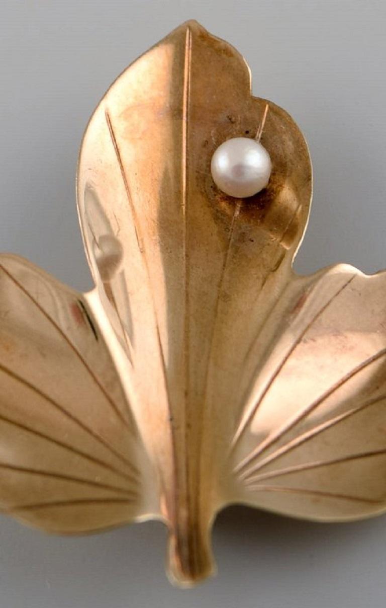 Modern Scandinavian Jeweler, Leaf-Shaped Brooch in 14 Carat Gold with Cultured Pearl For Sale