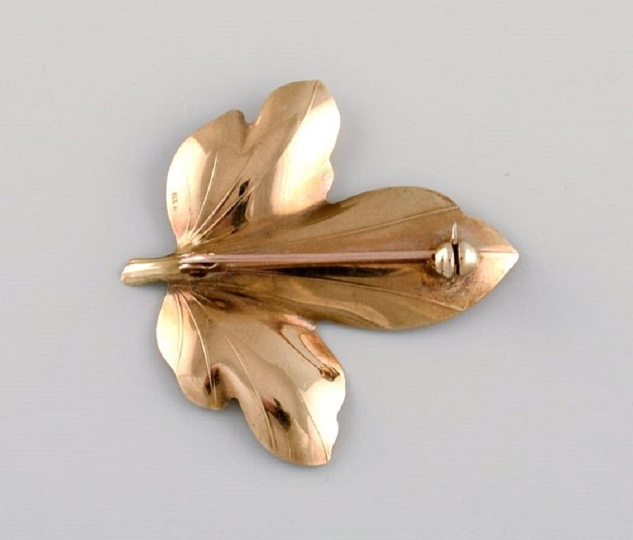 Skandinavischer Juwelier, blattförmige Brosche aus 14 Karat Gold mit Zuchtperle (Perle) im Angebot