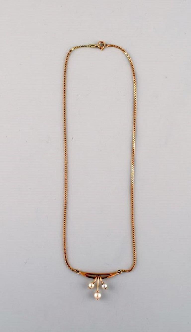 Scandinavian jeweler. Modernist necklace in 14-carat gold. Pendant with cultured pearls. Mid-20th century.
The pendant measures: 3 x 2 cm.
Total length: 41 cm.
In excellent condition.
Stamped.