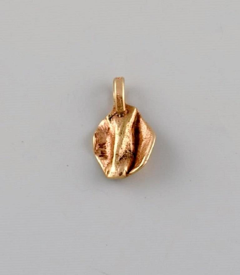 Scandinavian jeweler. Organically shaped pendant in 14 carat gold.
Measures: 15 x 9 mm.
In excellent condition.
Stamped.