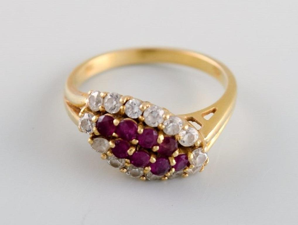 Skandinavischer Juwelier. Ring aus 18 Karat Gold mit Diamanten und violetten Steinen verziert. Mitte des 20. Jahrhunderts.
Durchmesser: 17,25 mm.
US-Größe: 7.
In ausgezeichnetem Zustand.
Gestempelt.
In den meisten Fällen können wir die Größe gegen