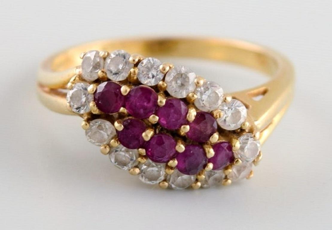 Skandinavischer Juwelier, Ring aus 18 Karat Gold mit Diamanten und lila Steinen (Brillantschliff) im Angebot