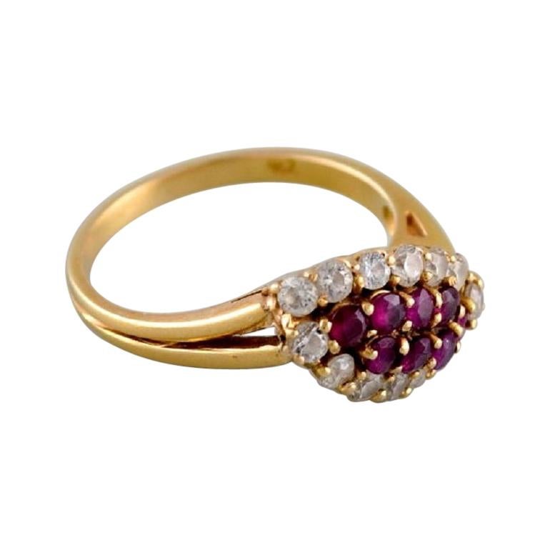 Skandinavischer Juwelier, Ring aus 18 Karat Gold mit Diamanten und lila Steinen im Angebot