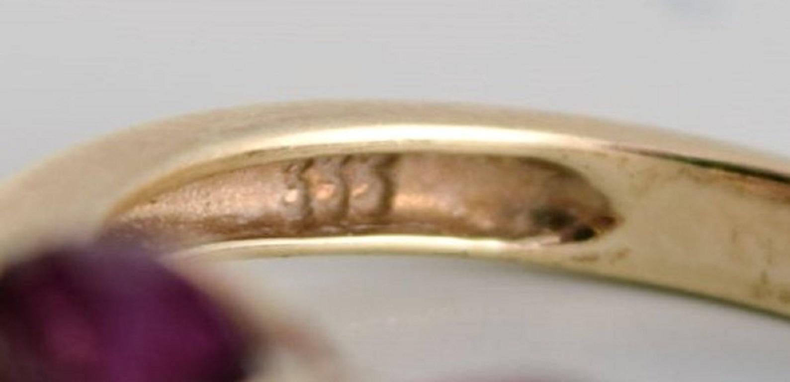 Scandinavian Jeweler, Vintage Alliance in 8 Carat Gold Adorned with Red Stones In Excellent Condition In bronshoj, DK