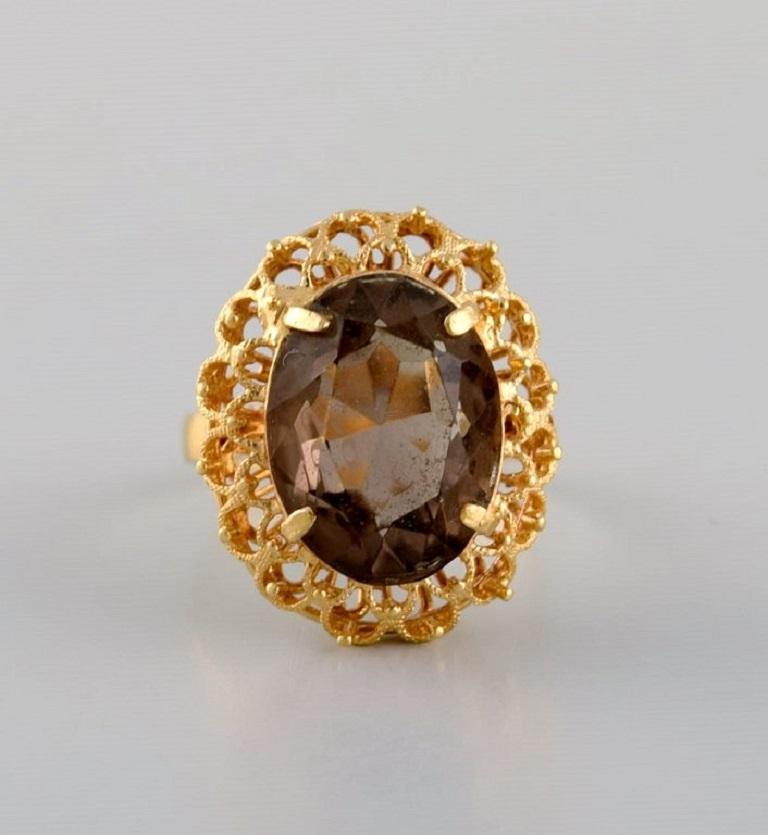 Scandinavian jeweler. Vintage ring in 18-carat gold adorned with smoky mountain crystal. Mid-20th century.
Diameter: 18 mm.
US size: 7.75.
In excellent condition.
Stamped.
Weight: 7.2 grams.
In most cases, we can change the size for a fee (USD 50)