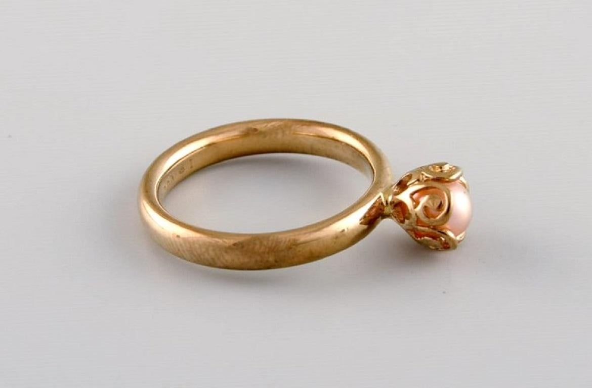 Scandinavian jeweler. Vintage ring in 8 carat gold adorned with cultured pearl. Mid-20th century.
Diameter: 17 mm.
US size: 6.5.
In excellent condition.
Stamped.
In most cases, we can change the size for a fee (USD 50) per ring.