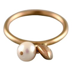 Scandinavian Jeweler, Vintage Ring in 8 Carat Gold Adorned with Cultured Pearl