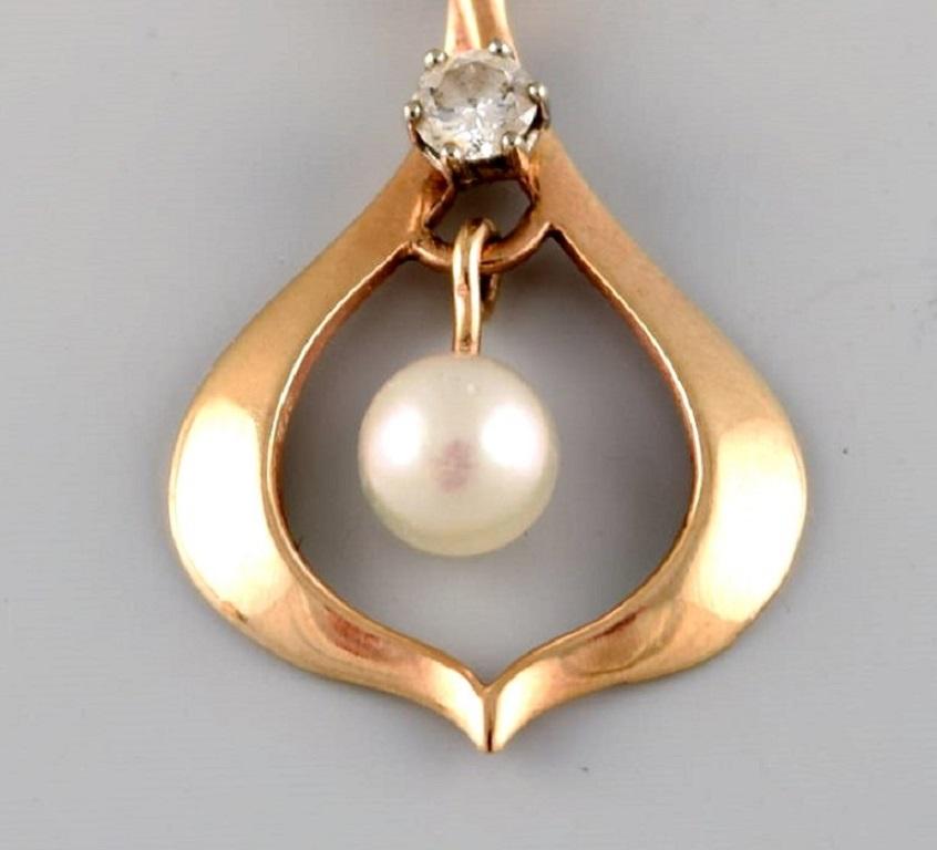 Scandinavian jeweller. Classic pendant in 14 carat gold with cultured pearl. Mid-20th century.
Measures: 30 x 18 mm.
In excellent condition.
Stamped.