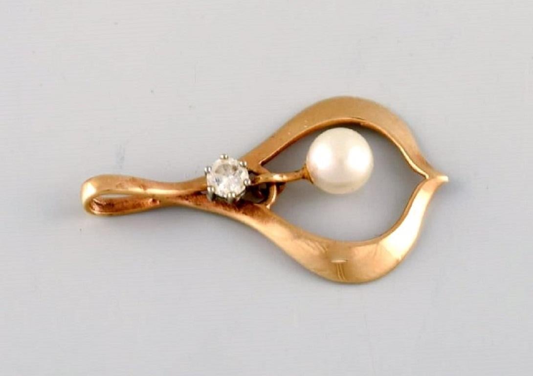 Modern Scandinavian Jeweller, Classic Pendant in 14 Carat Gold with Cultured Pearl For Sale