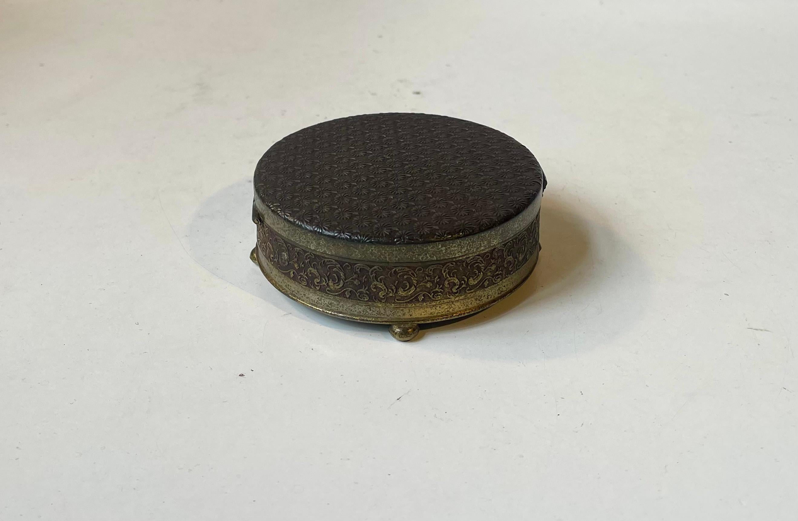 Européen Boîte à bijoux scandinave en bronze avec marguerites, années 1920 en vente