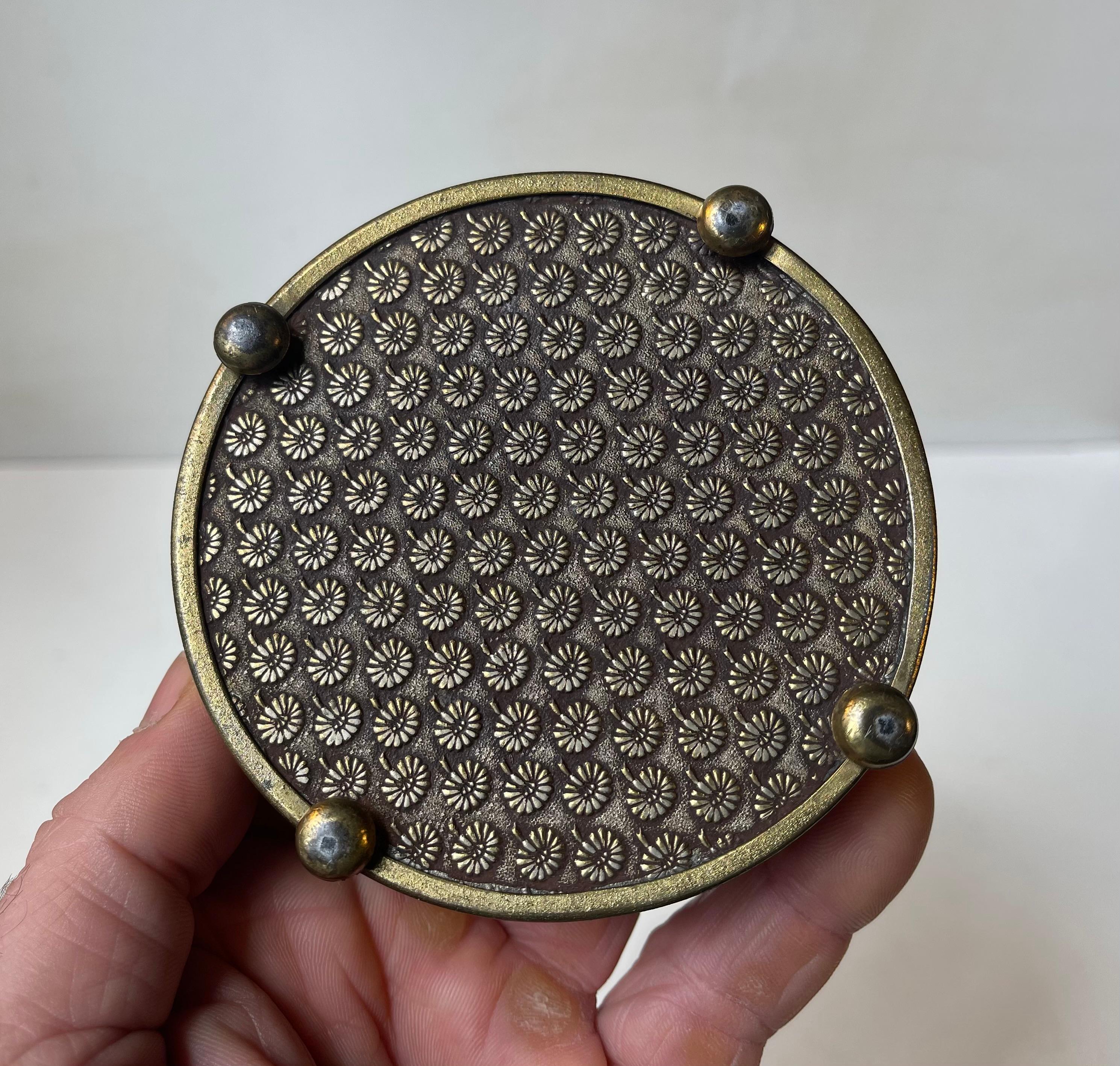 Boîte à bijoux scandinave en bronze avec marguerites, années 1920 État moyen - En vente à Esbjerg, DK