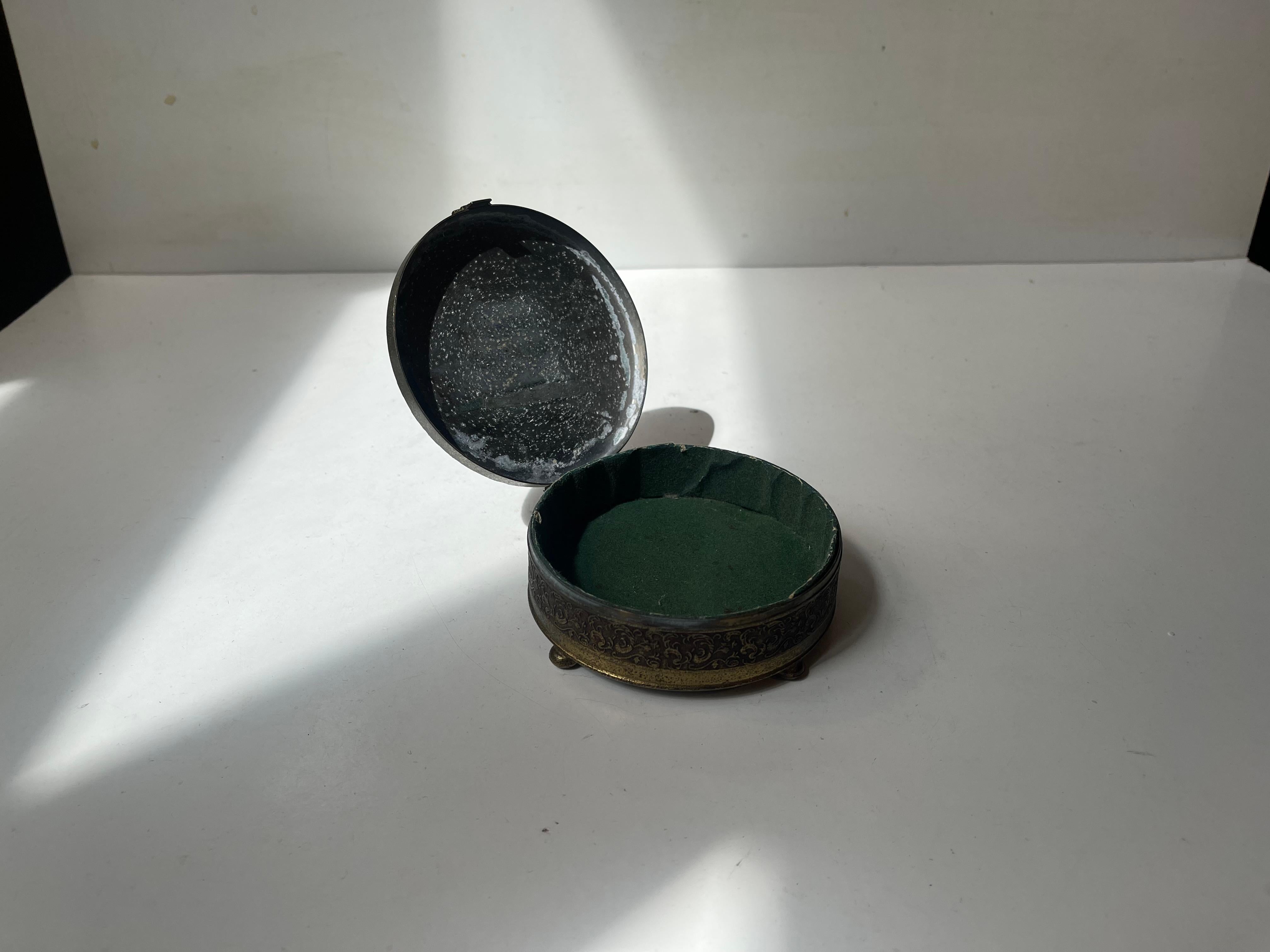 Début du 20ème siècle Boîte à bijoux scandinave en bronze avec marguerites, années 1920 en vente