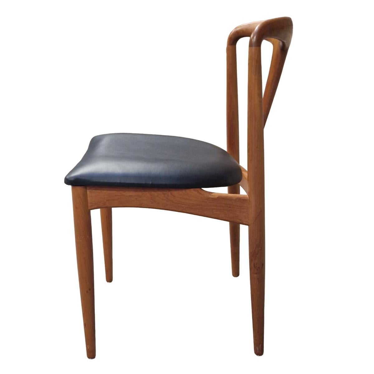 Johannès Andrsen was a woodworker from the first hals of the 20th century. He is particularly attracted to smooth shapes, curvy and organic movements. This translates into most of his work. These chairs for example have a soft rounded back. This set