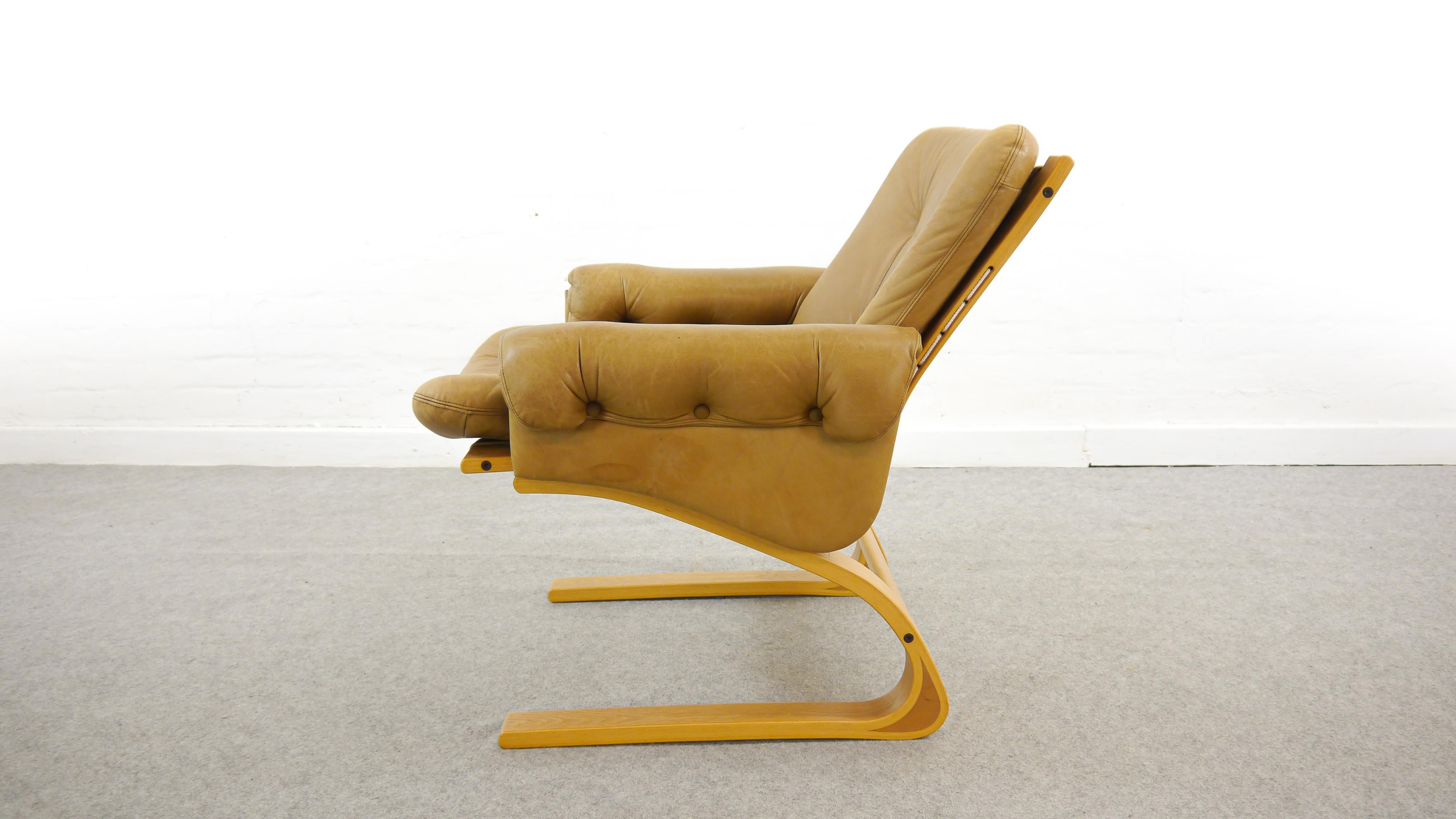 Kengu lounge chair by Elsa and Nordahl Solheim. Manufactured by Rybo Rykken & Co., Norway, 1970s. Upholstered in original brown or caramel leather. Cantilevered construction in wood with canvas and leather. Very comfortable. Good used condition.
