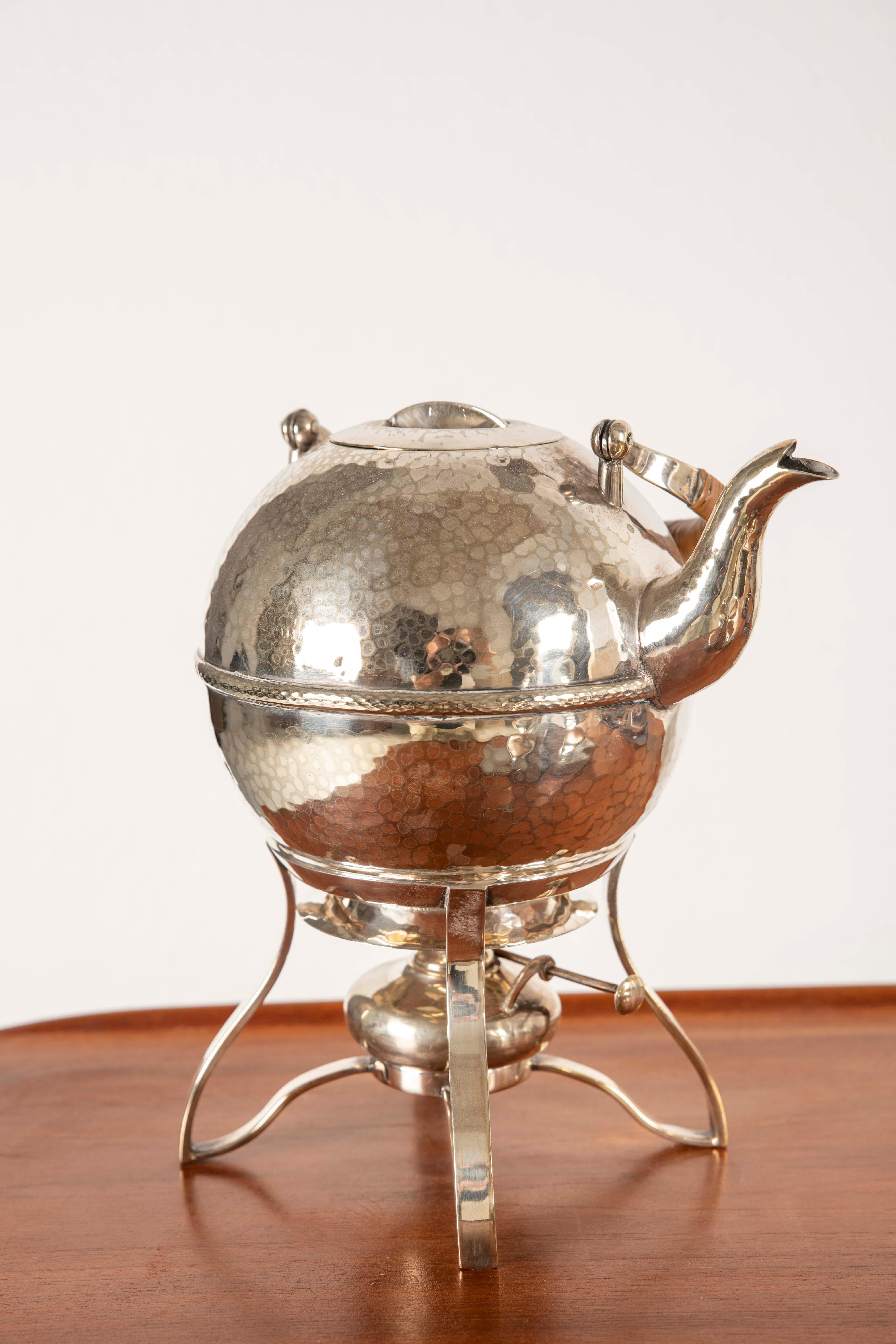 Scandinavian Kettle on Stand circa 1910 In Good Condition For Sale In BARCELONA, ES