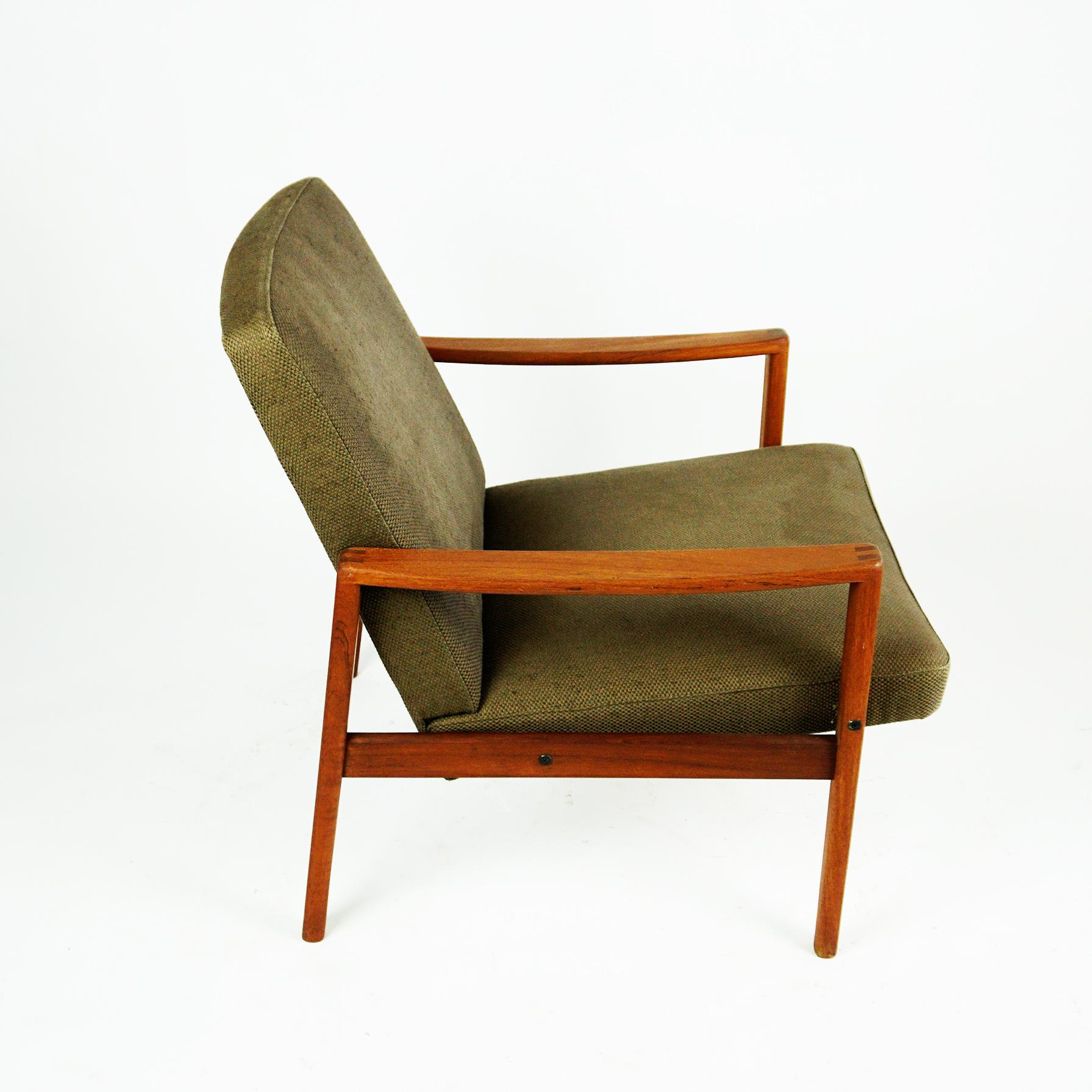 Scandinavian Khaki Green Teak Lounge Chair In Good Condition In Vienna, AT