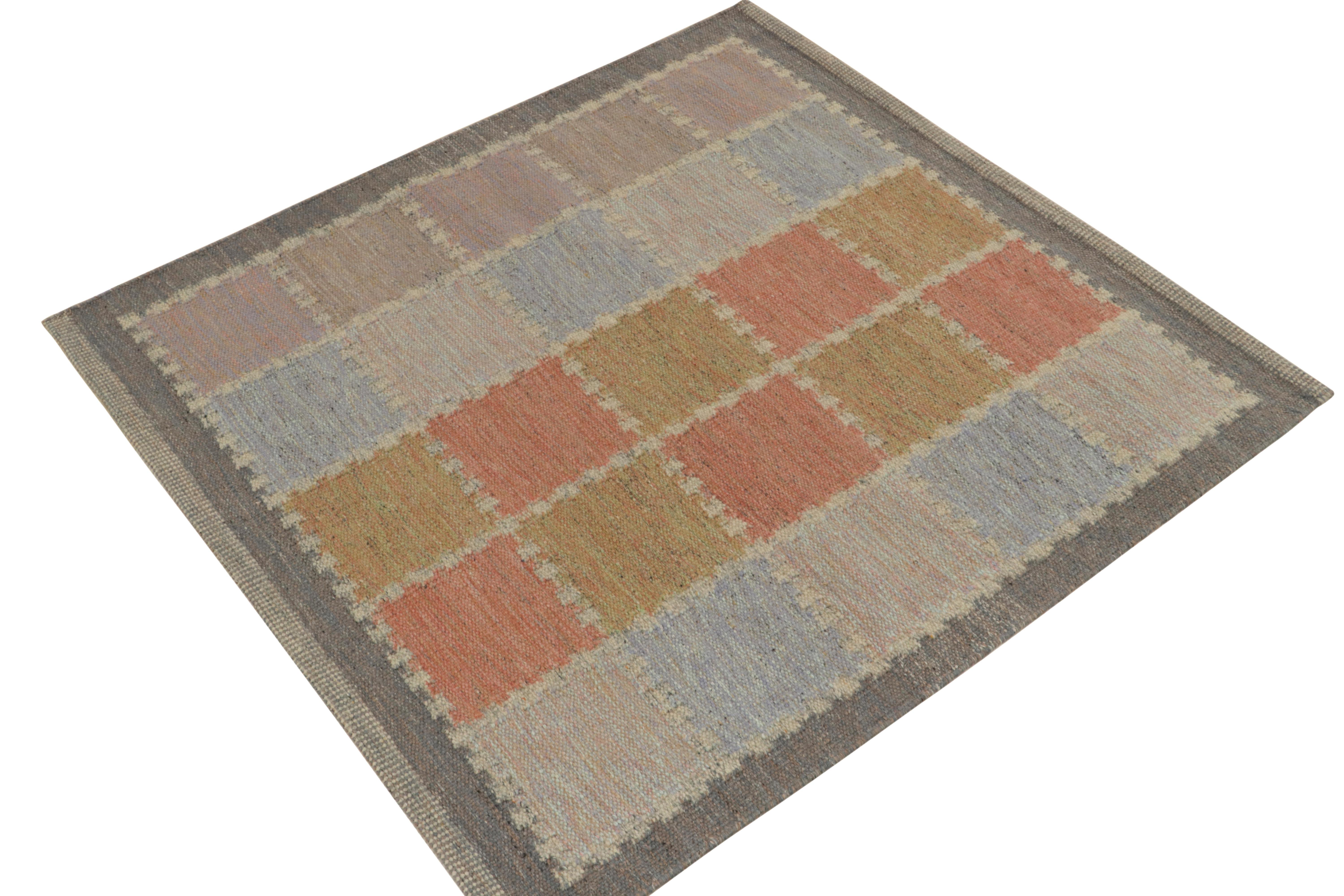 Skandinavischer Kelim-Teppich in Grau mit farbenfrohem, geometrischem Muster von Rug & Kilim 6x6 (Moderne der Mitte des Jahrhunderts) im Angebot