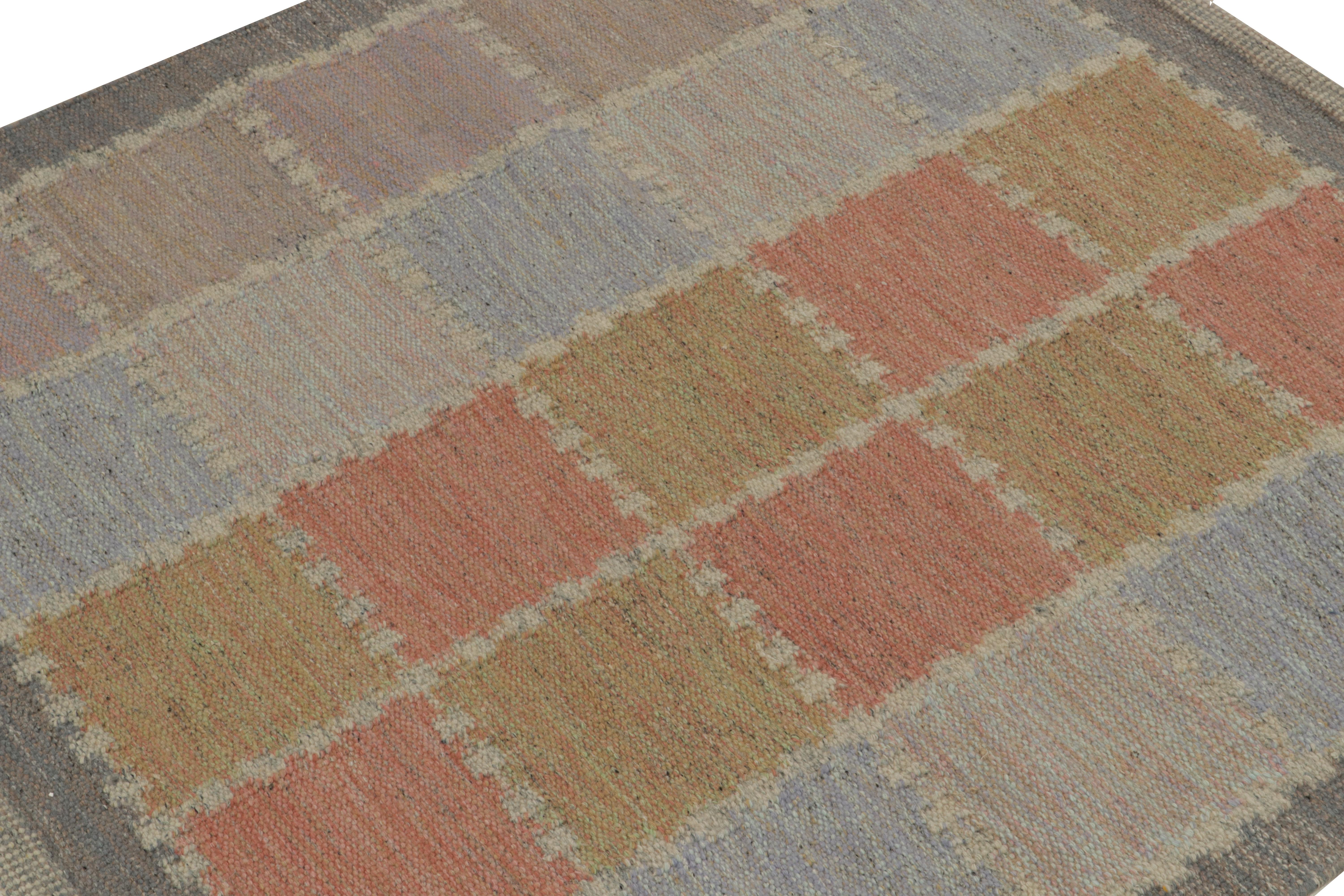 Skandinavischer Kelim-Teppich in Grau mit farbenfrohem, geometrischem Muster von Rug & Kilim 6x6 (Indisch) im Angebot