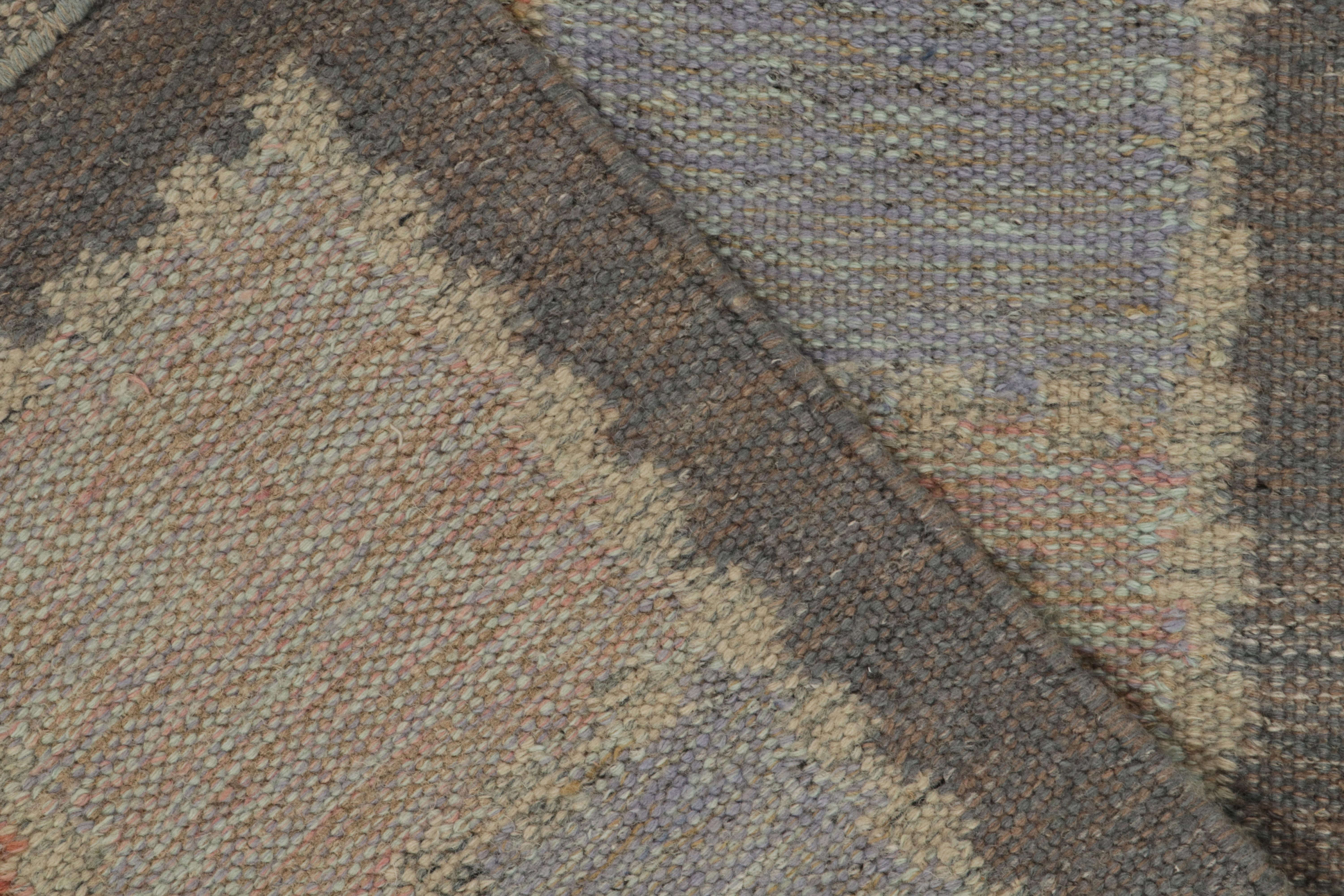 Skandinavischer Kelim-Teppich in Grau mit farbenfrohem, geometrischem Muster von Rug & Kilim 6x6 im Zustand „Neu“ im Angebot in Long Island City, NY