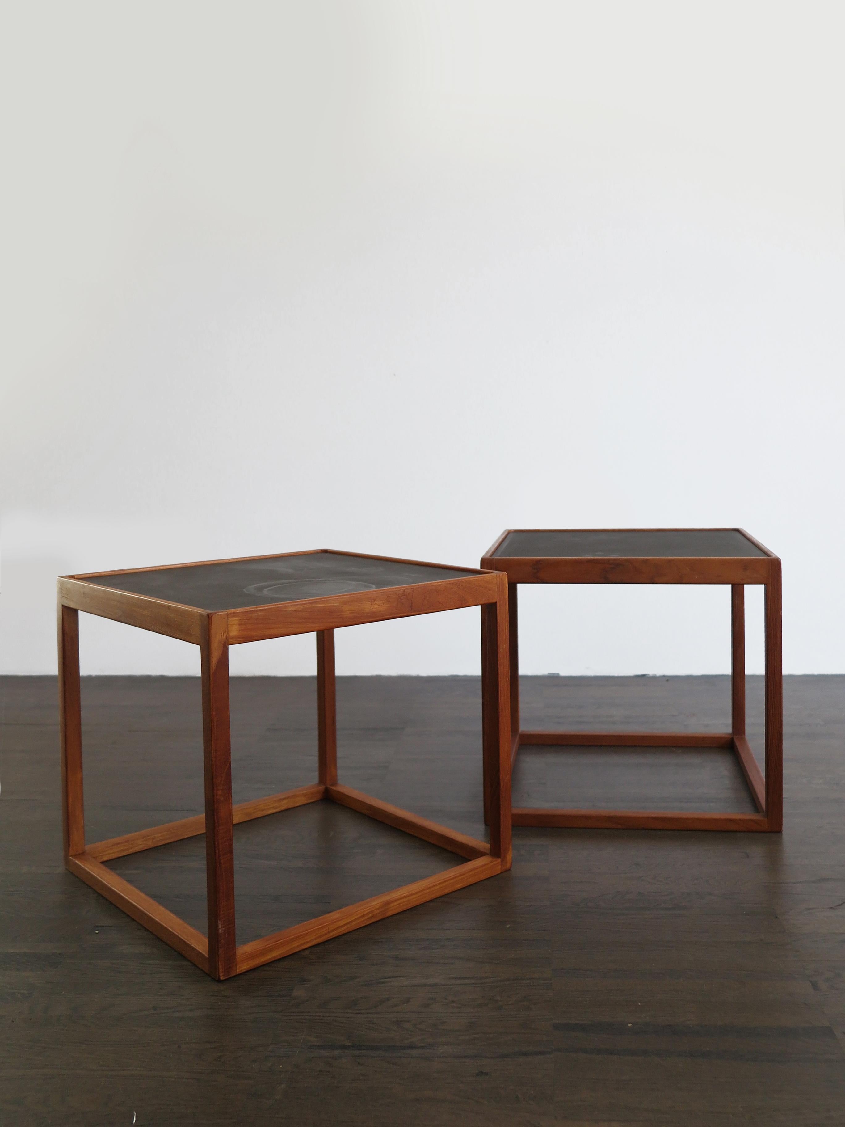 Scandinavian Mid-Century Modern design side tables or coffee table set designed by Kurt Østervig and produced by Jason Møbler with solid teak frame and double-sided tops in black laminate, Denmark 1960s.

Please note that the tables are original